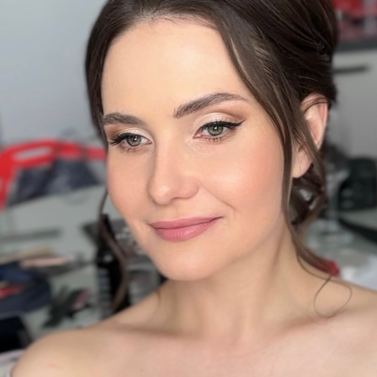 Свадебная прическа - голливудская волна и нежный свадебный макияж со стрелкой