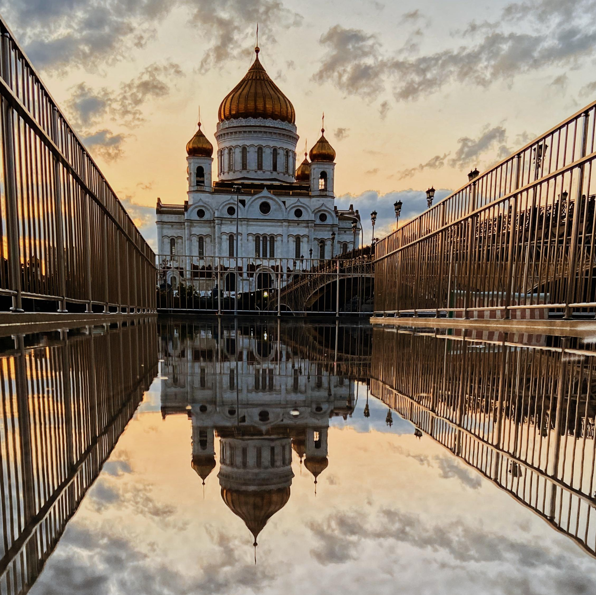 Храм Христа Спасителя и его отражение в воде