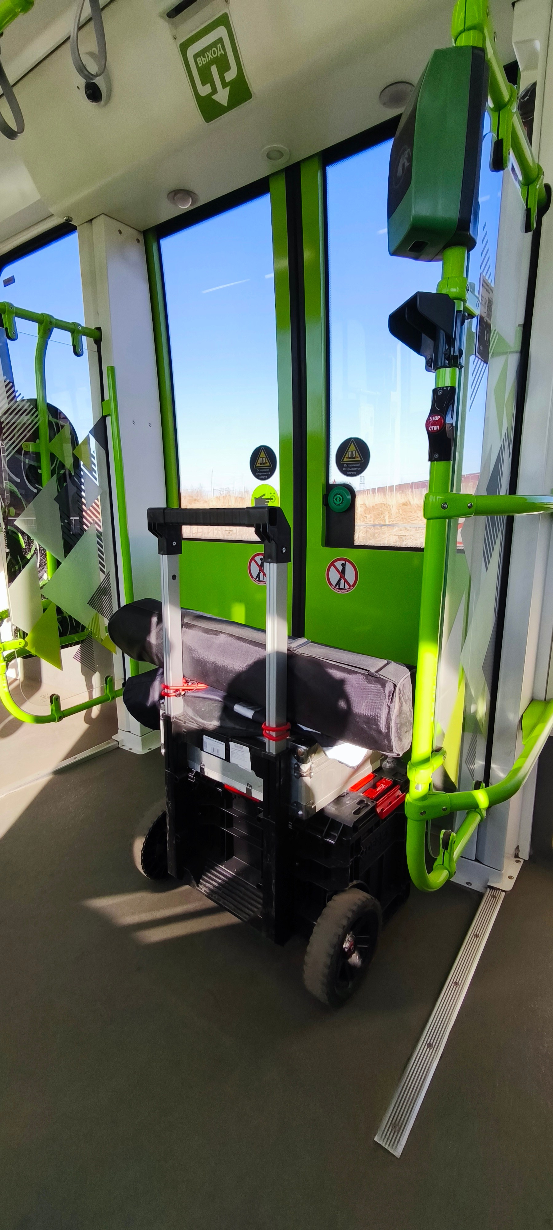 Весенняя Красногвардейская пастораль. Роман Ходырев — художник, фотограф, музыкант, эзотериолог. Санкт-Петербург, Рига