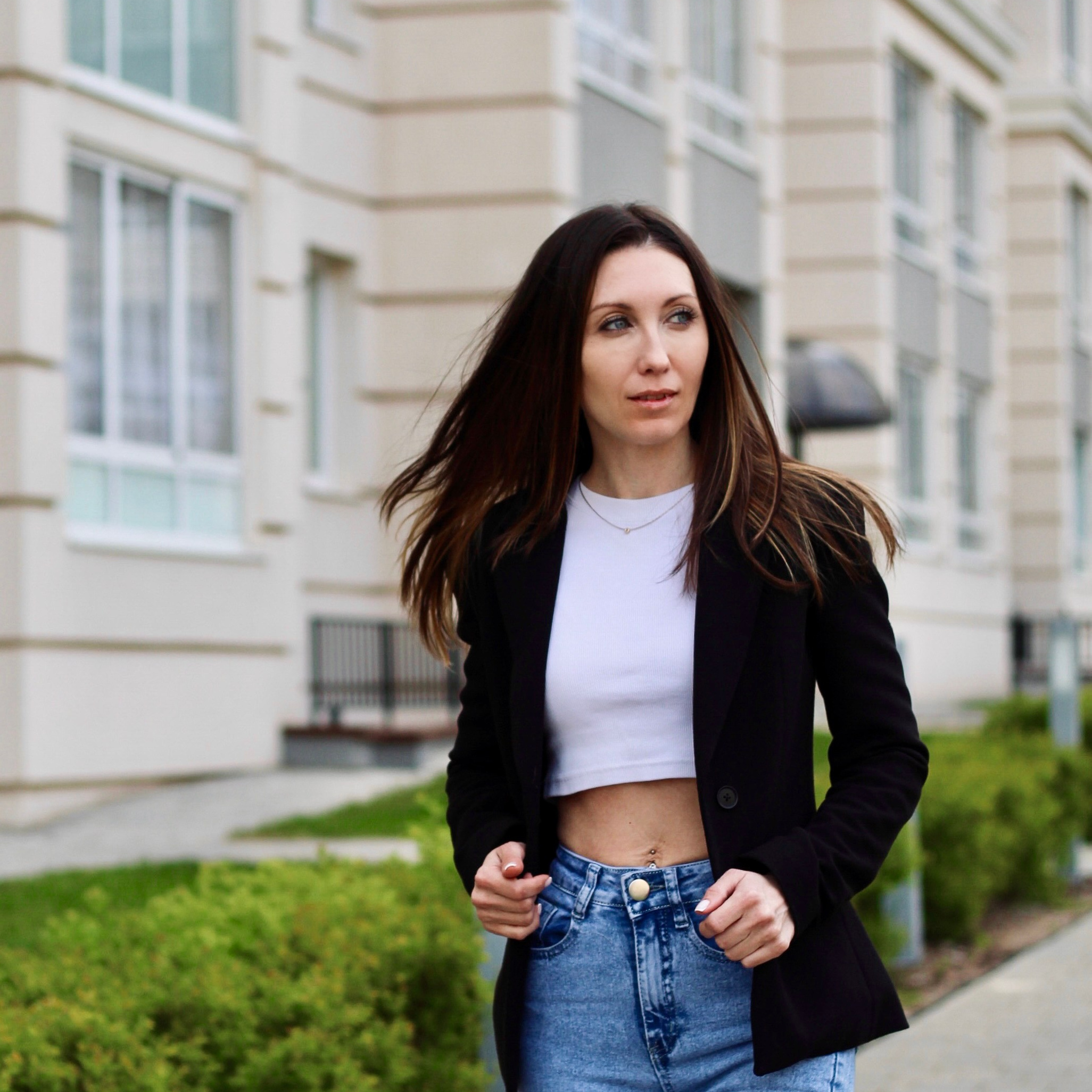 Красивая девушка гуляет по городу