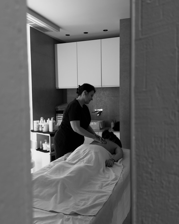 Услуги массажиста. Салон красоты Праvда в Москве