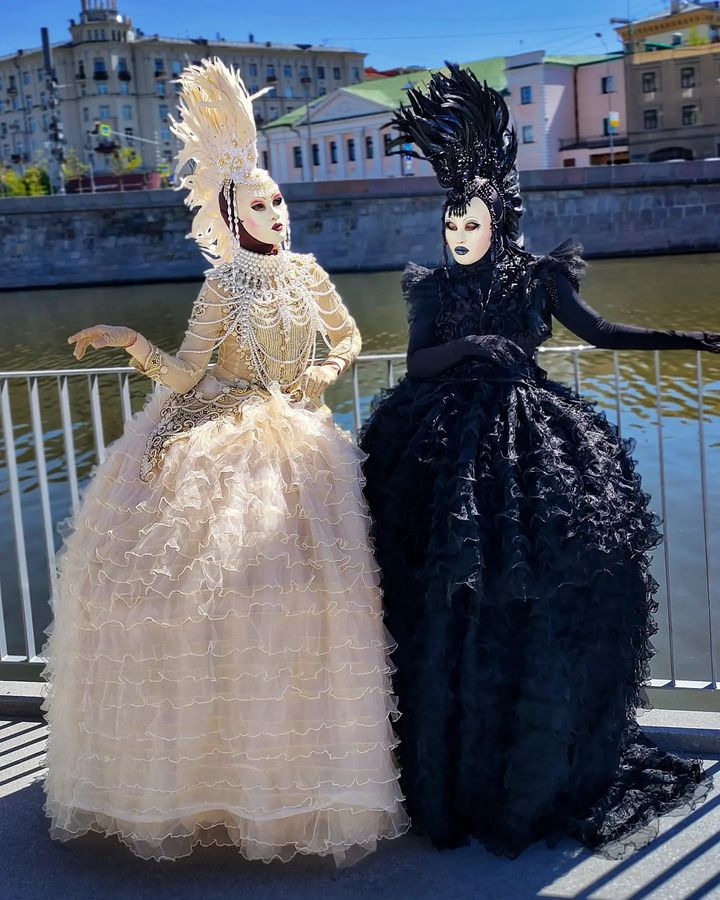 Праздничное агентство Москвы пригласило двух мимов на встречу гостей.