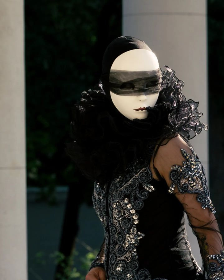 Артист мим на праздник приехал в маске и повязке на лице.