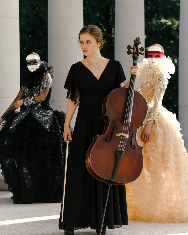 Мимы с виолончелью встречают гостей у колоннады в Архангельском.