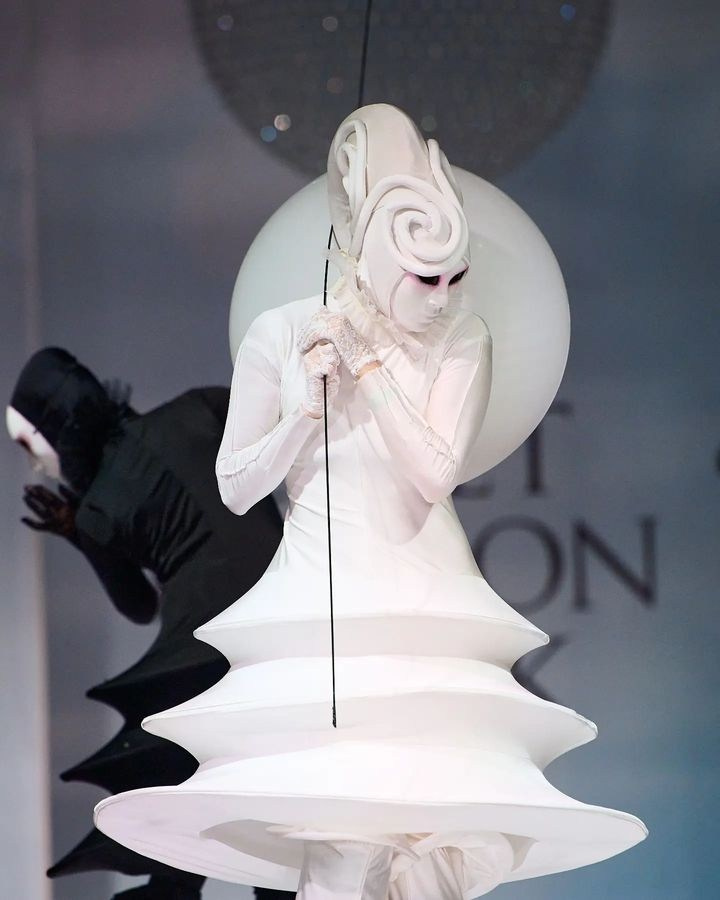 Персонаж белая Луна. Мимы и Ходулисты на встречу гостей. Москва