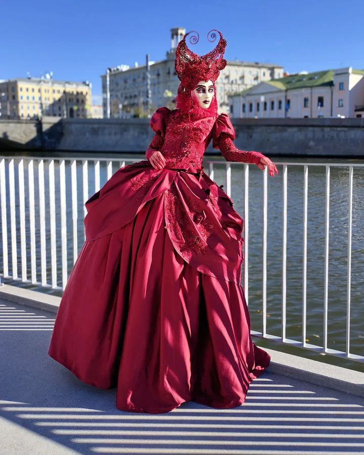 Мим или ходулист в образе мадам Бордо - это артист в платье бордового цвета, в маске ручной работы на встречу гостей. 