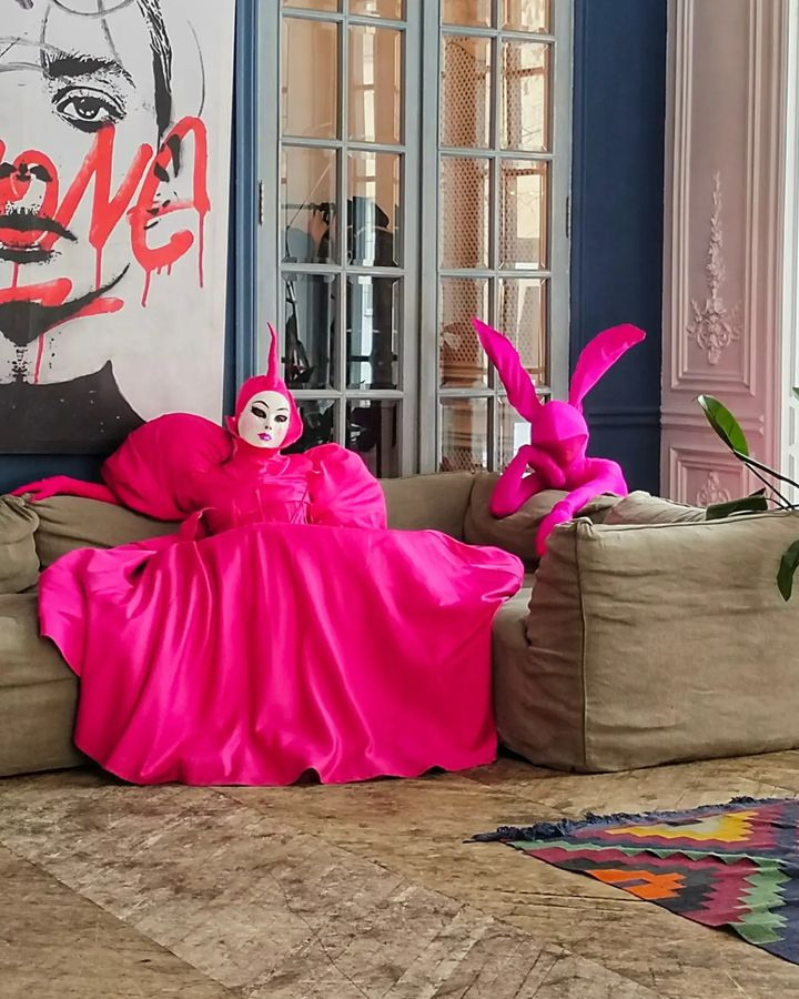 Костюм зайца и фрика на раусе на встрече Нового года в Москве.