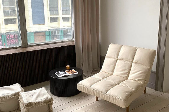 широкое светлое кожаное кресло и огромного окна