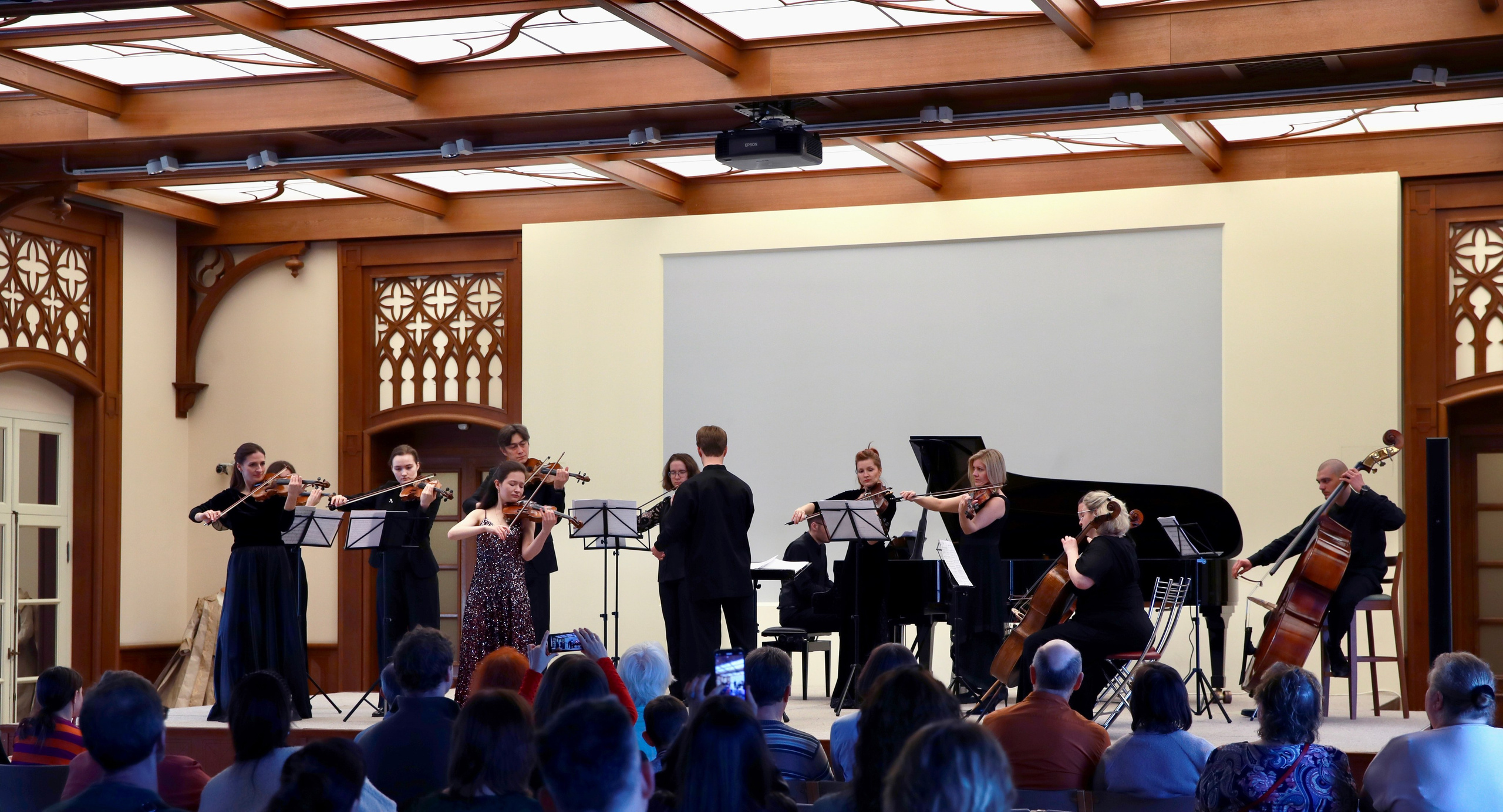 Инструментальный ансамбль «I Fiori». Скрипачка Анна Савкина