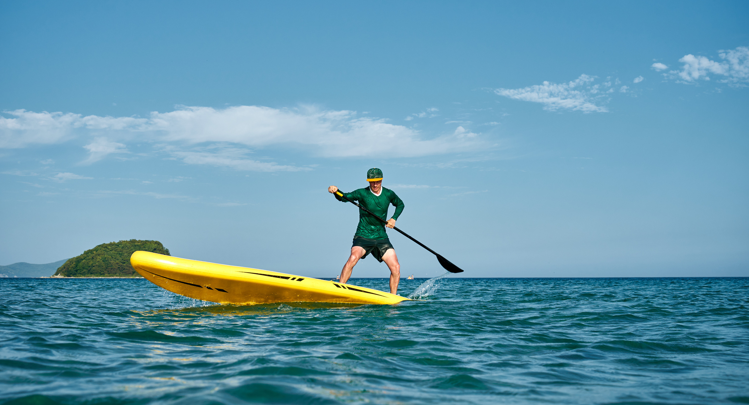 Трюки на SUP-борде в море. Купить коммерческие фотографии для использования в дизайне и рекламе