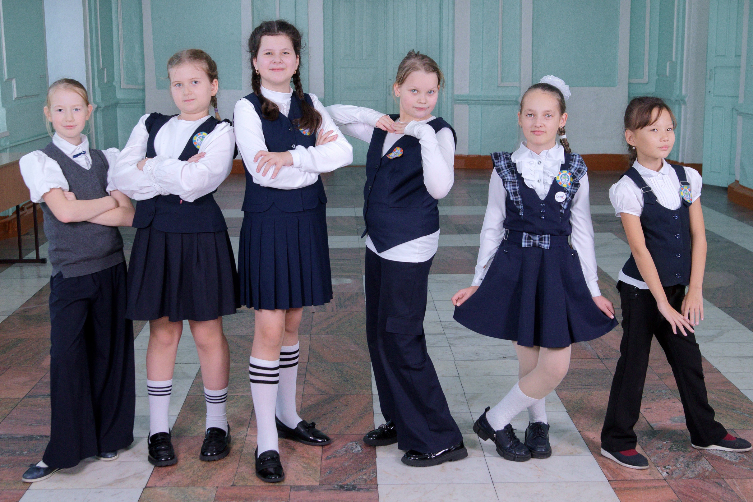 Школьная фотосессия выпускников 4 класса начальной школы