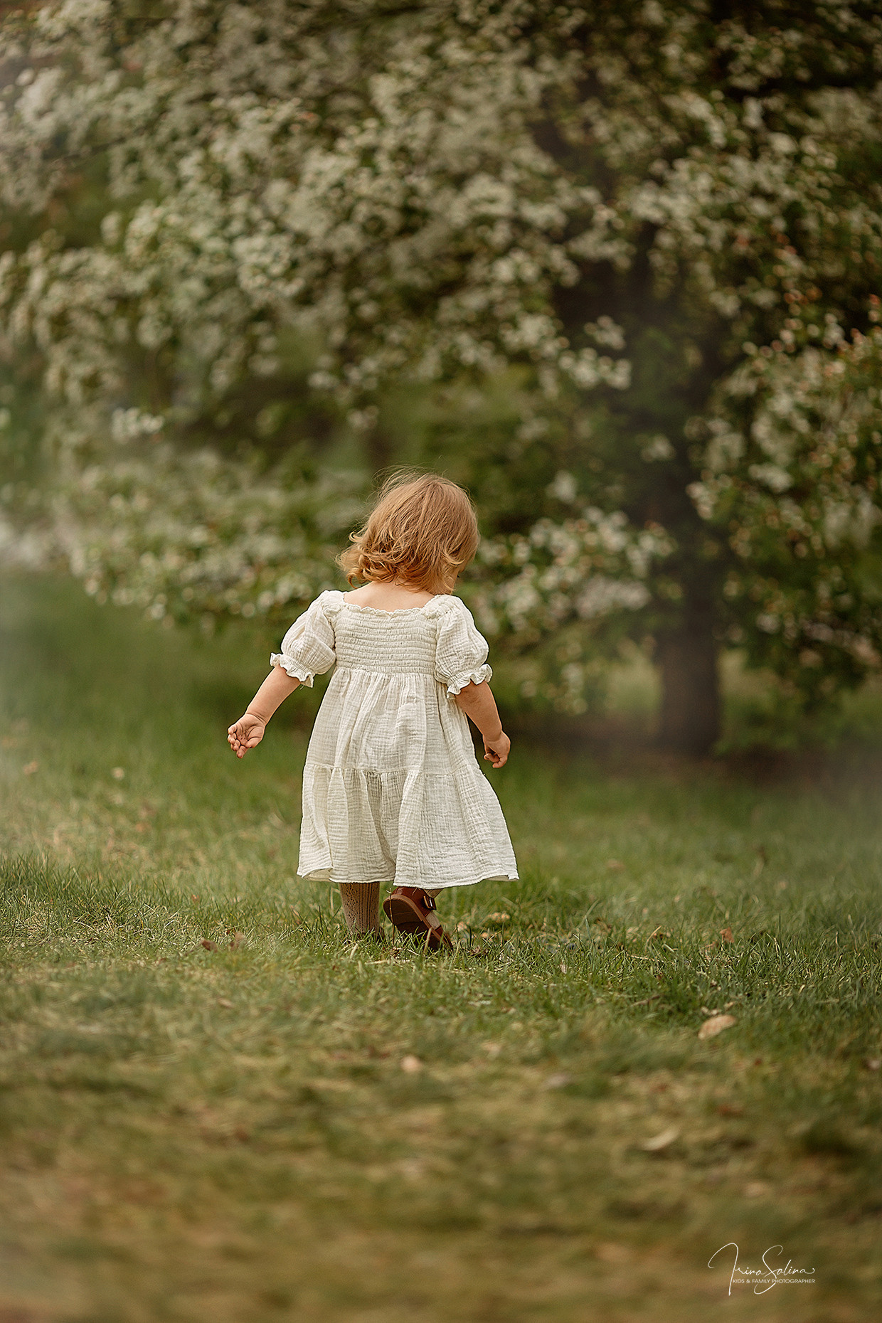 Детская фотосессия в яблонях. Детский и семейный фотограф в Екатеринбурге