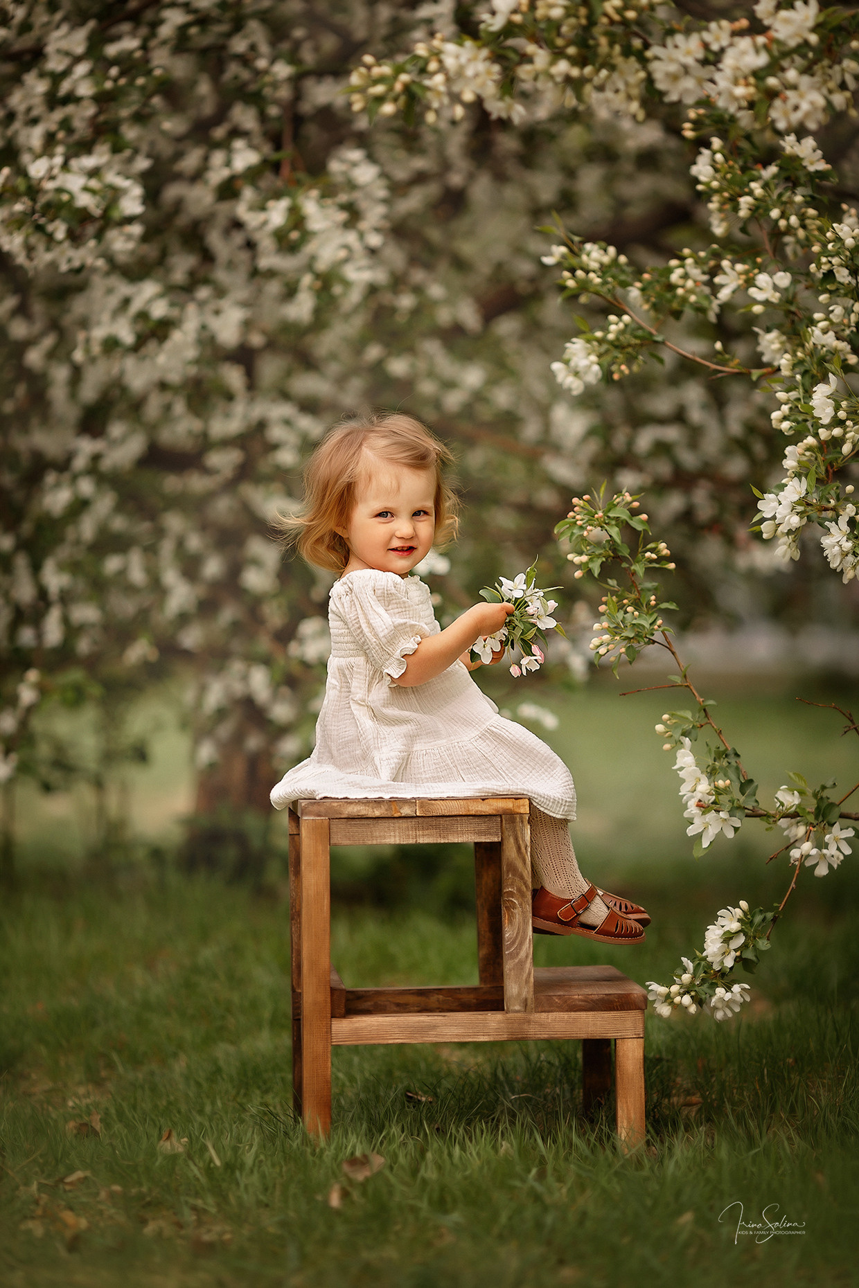 Детская фотосессия в яблонях. Детский и семейный фотограф в Екатеринбурге
