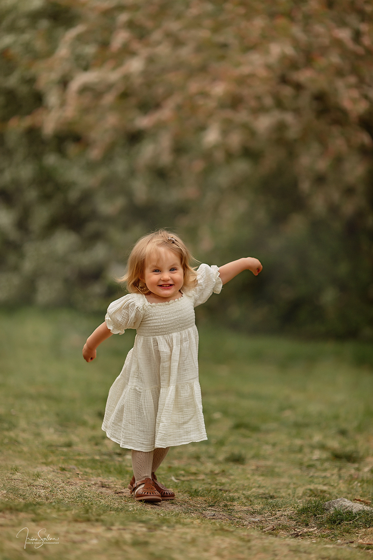 Детская фотосессия в яблонях. Детский и семейный фотограф в Екатеринбурге