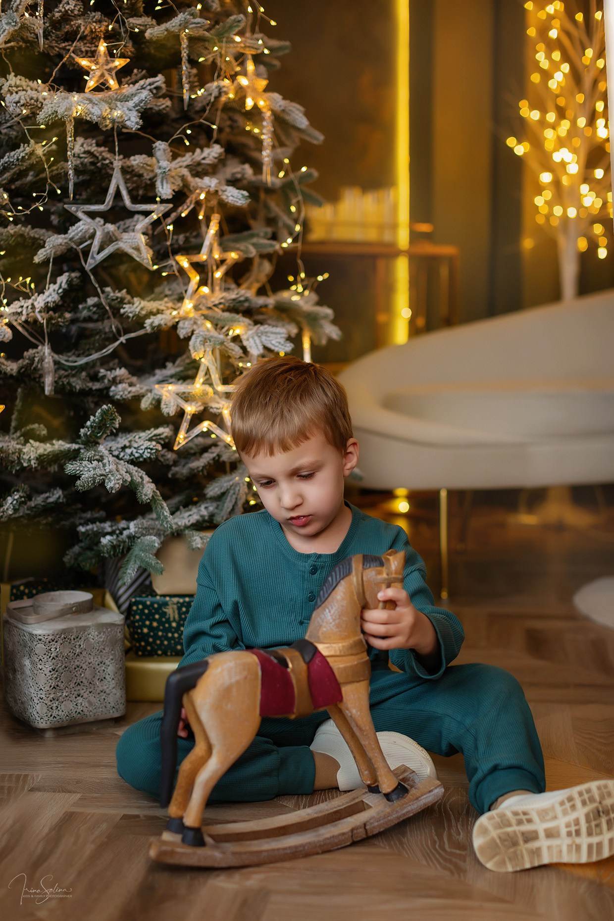 Детская фотосессия в новогодней фотостудии Квартира 9. Детский и семейный фотограф в Екатеринбурге