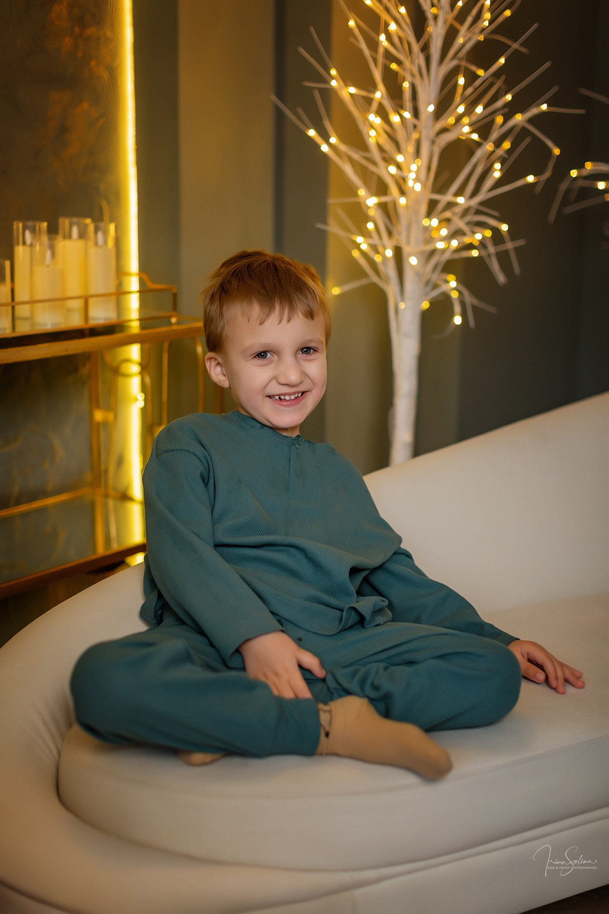 Детская фотосессия в новогодней фотостудии Квартира 9. Детский и семейный фотограф в Екатеринбурге