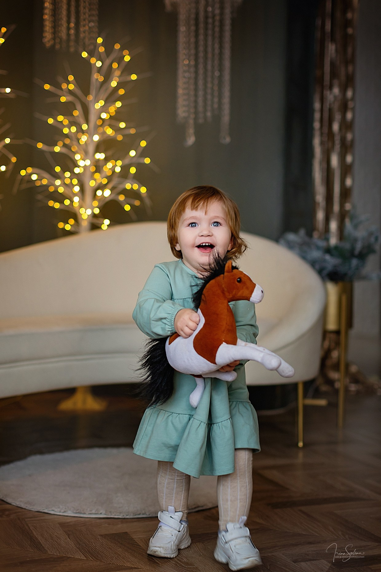 Детская фотосессия в новогодней фотостудии Квартира 9. Детский и семейный фотограф в Екатеринбурге