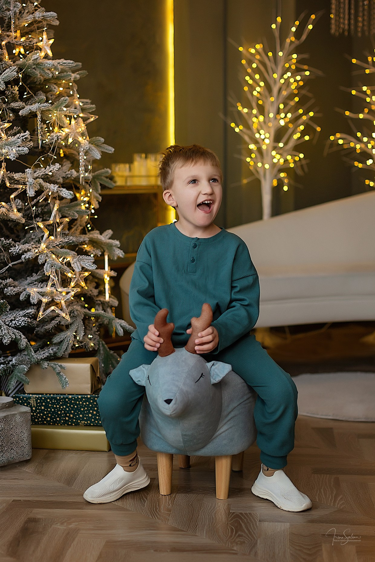 Детская фотосессия в новогодней фотостудии Квартира 9. Детский и семейный фотограф в Екатеринбурге