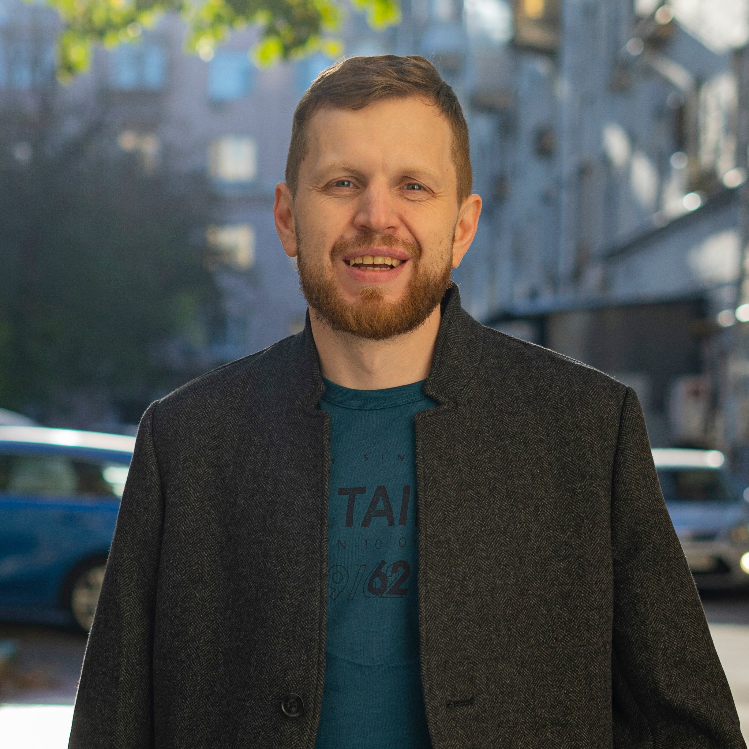 Друзья! Добро пожаловать !Меня зовут Владимир и я занимаюсь фотосъемками профессионально.В моём портфолио есть самые разнообразные работы. У меня огромный опыт в индустрии фотографии. Я люблю свою работу. Поэтому я с удовольствием помогу вам организовать вашу съемку. Помогу с идеей для съемки, помогу выбрать студию, одежду и реквизит.В мoю pаботу вхoдит:- Oбcуждение всеx дeтaлeй предcтoящей съемки- Творческий подход к съёмке с самыми свежими идеями- Помощь в позировании и в подборе локаций- Постановочная и репортажная съемка Напишите мне:1. Дату мероприятия.2. На сколько часов я вам нужен.3. Адрес начала и окончания съемки.4. Тему вашей съёмки.Все дополнительные услуги( студия,макияж,прическа, ) оплачиваются отдельно В моем распоряжении есть новейшее съемочное оборудование, которое позволяет снимать в хорошем качестве и делать детальную обработку фотографий.Я слежу за тенденциями в мире фотографии. Поэтому у вас будут стильные и качественные снимки.