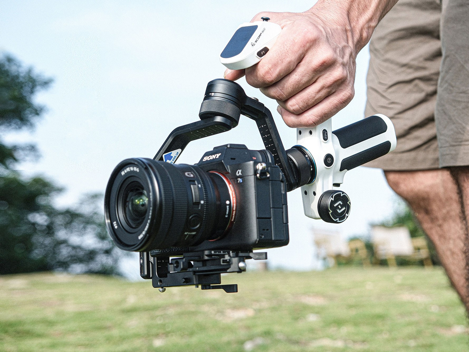 Небольшой стабилизатор SCORP-Mini 2 от FeiyuTech. Фотограф — видеограф в Москве Дмитрий Менделеев