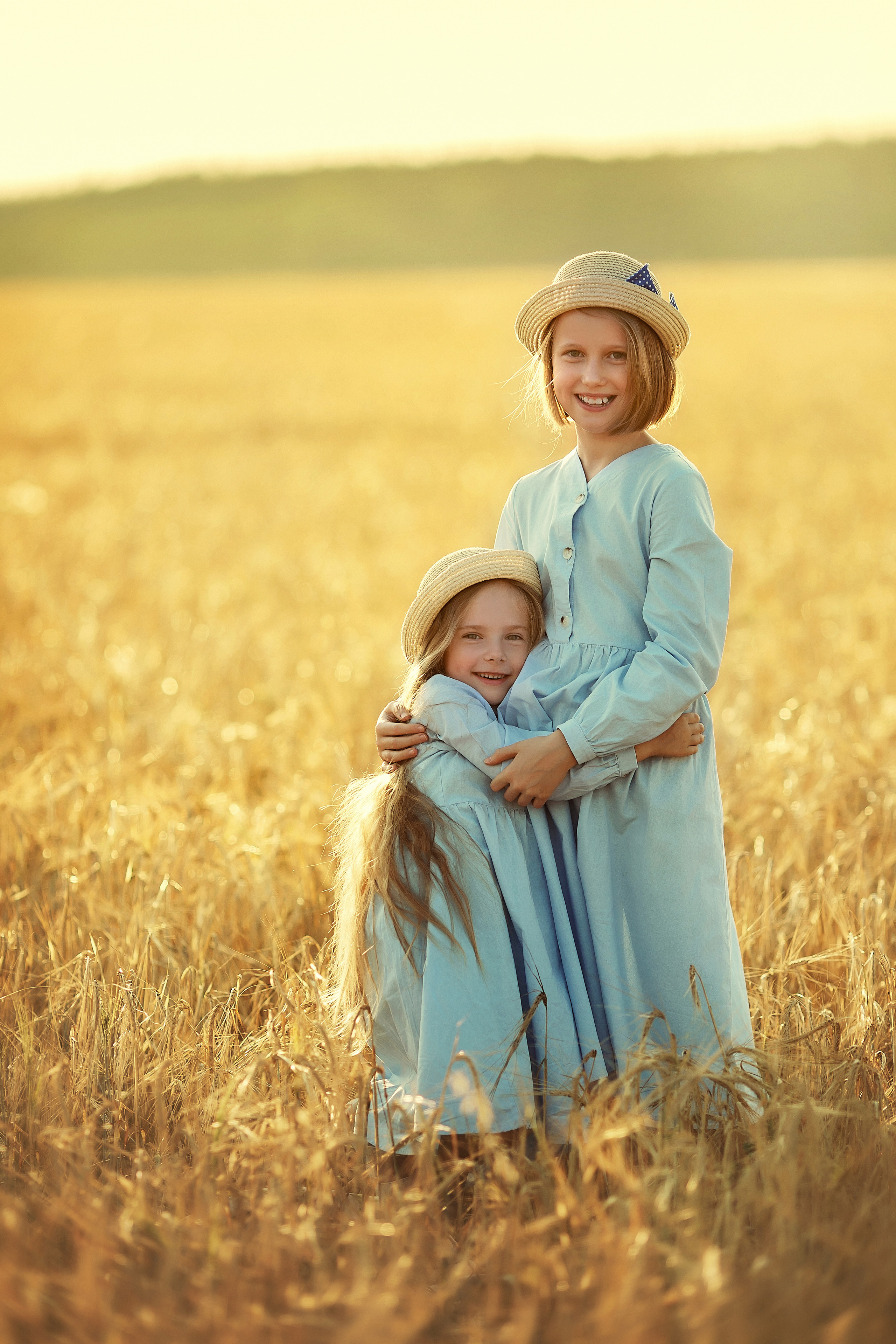 На закате. Фотосессия в пшенице. Детский и семейный фотограф в Екатеринбурге