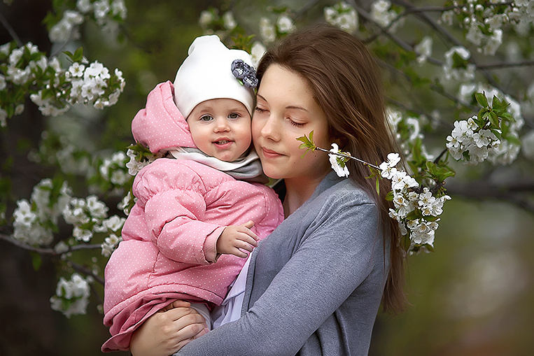 Семейная фотосессия в цветущих яблонях в Екатерининском парке в Москве