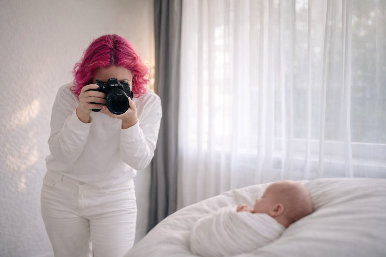 Процесс обучения фотографов съёмке новорождённых малышей