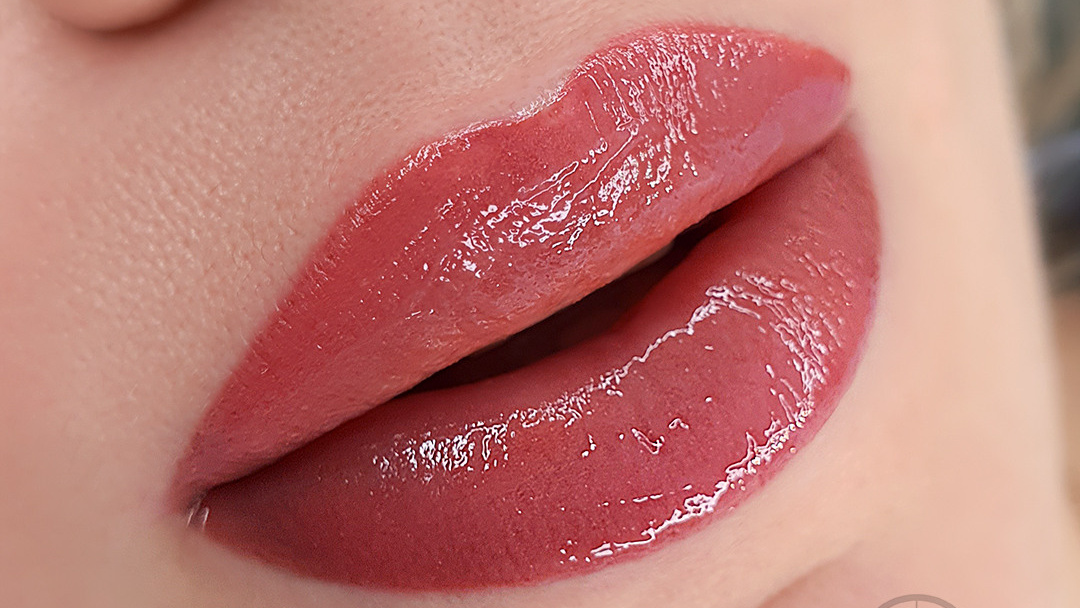 Пример перманентного макияжа губ, эстетически красивые ровные губы