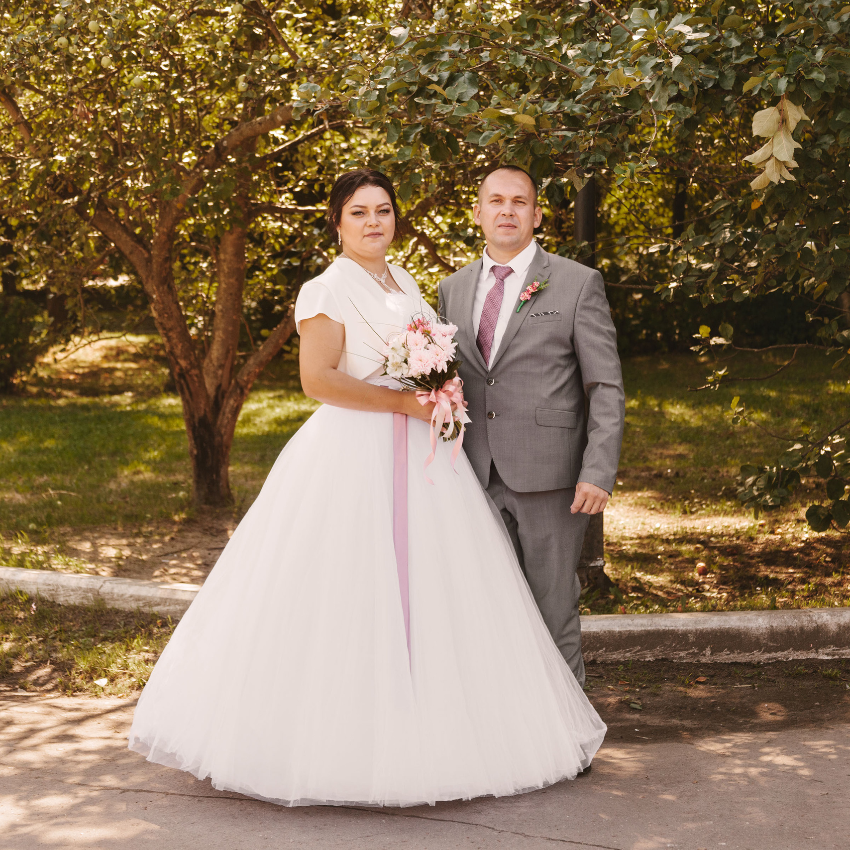 Жених и невеста на прогулочной фотосессии - Рыбинск