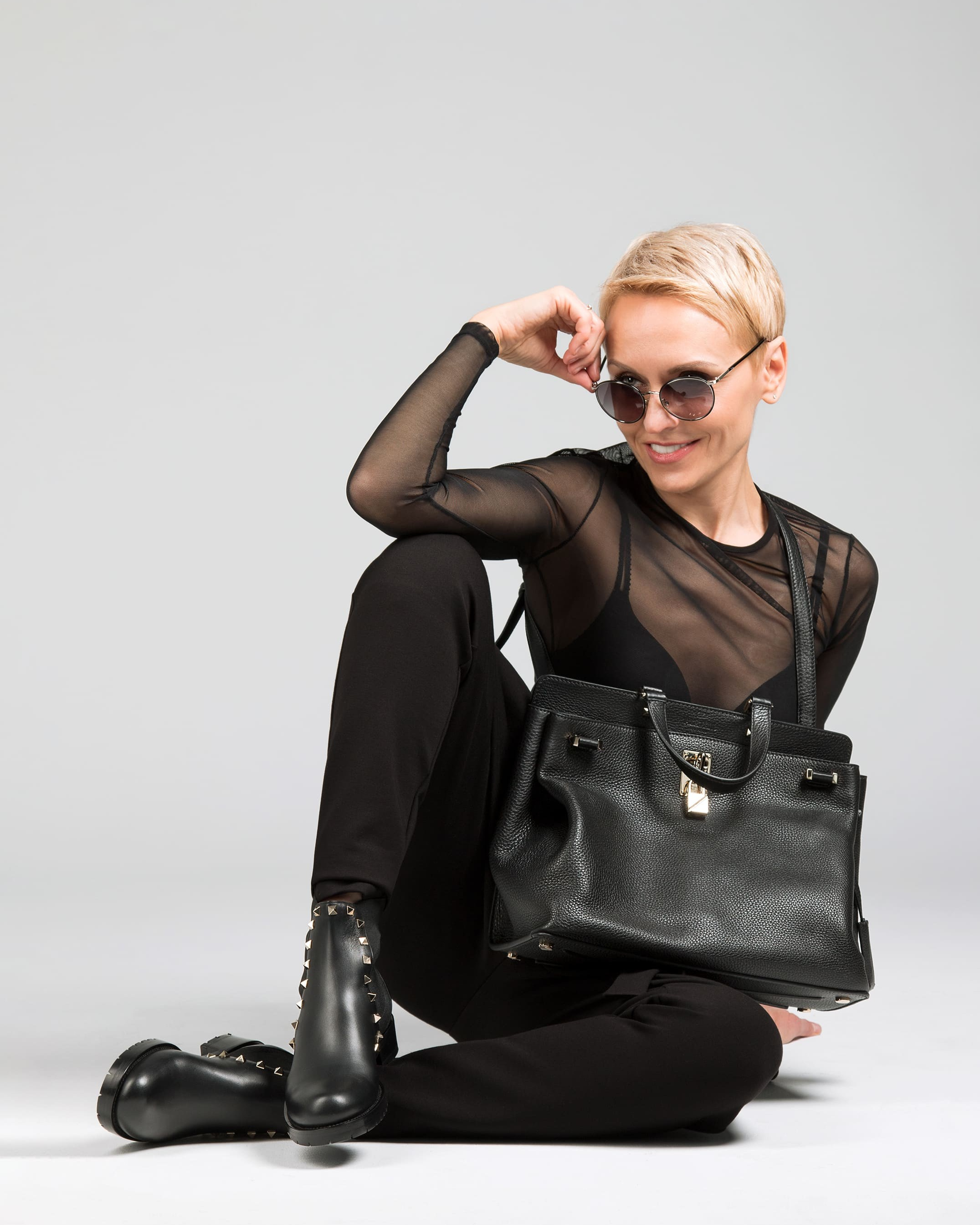 Студийная фотосъемка моделей в профессиональной фотостудии города Сочи, портретная и fashion съемка с качественным светом и современным оборудованием. Фотосъемка для маркетплейсов Wildberries, OZON и Яндекс.Маркет в городе Сочи