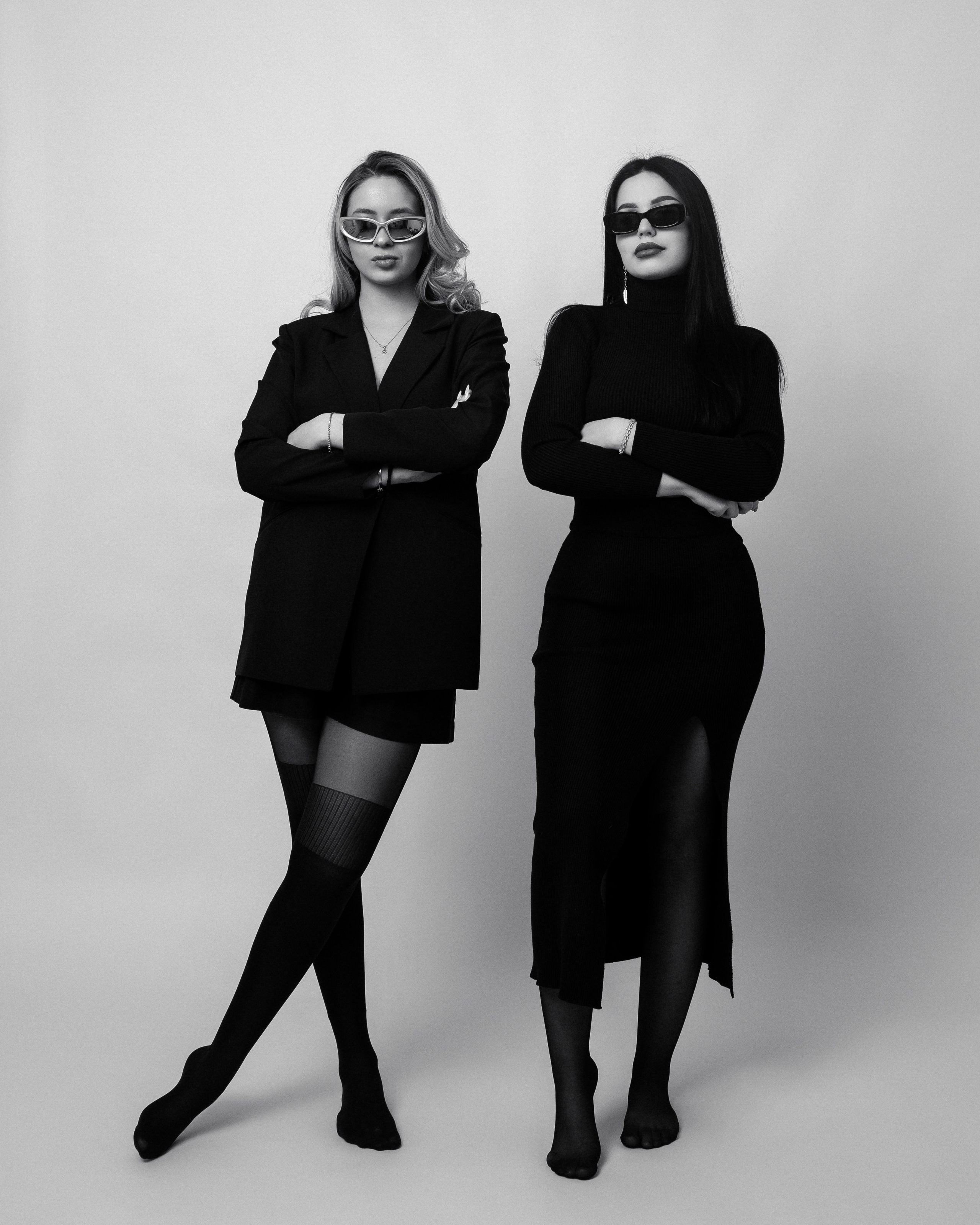 Подруги на фотосессии в автопортретной студии Самары