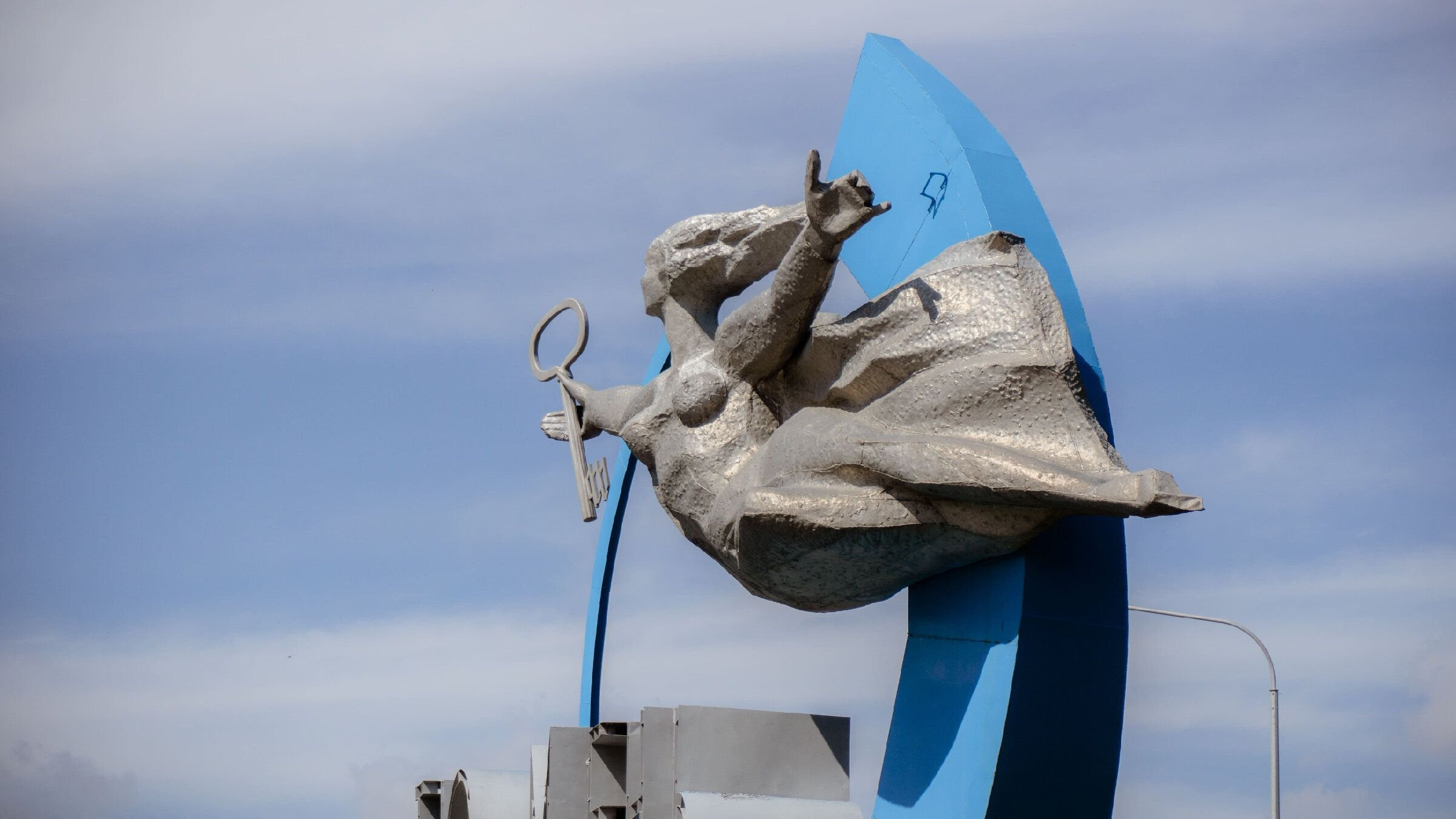 «Тюмень летящая» — необычный въездной знак