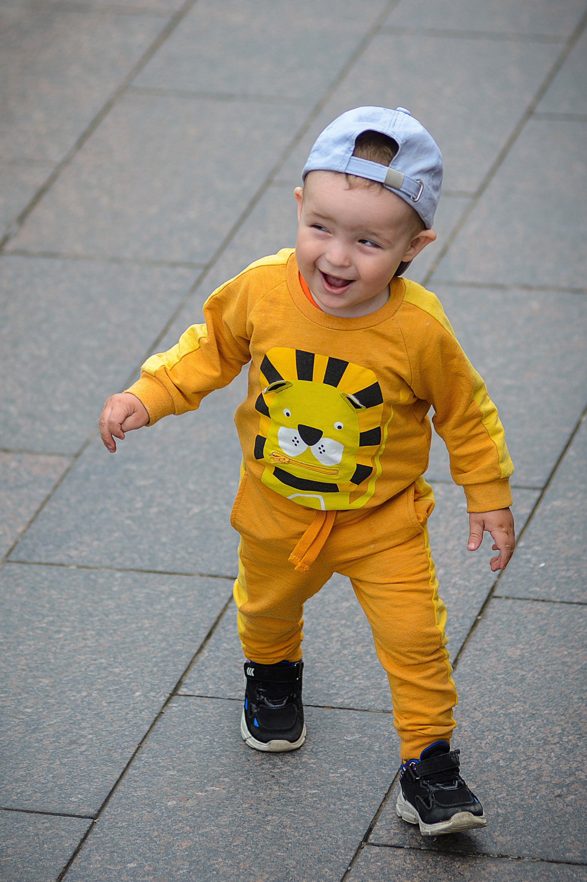 веселый мальчик