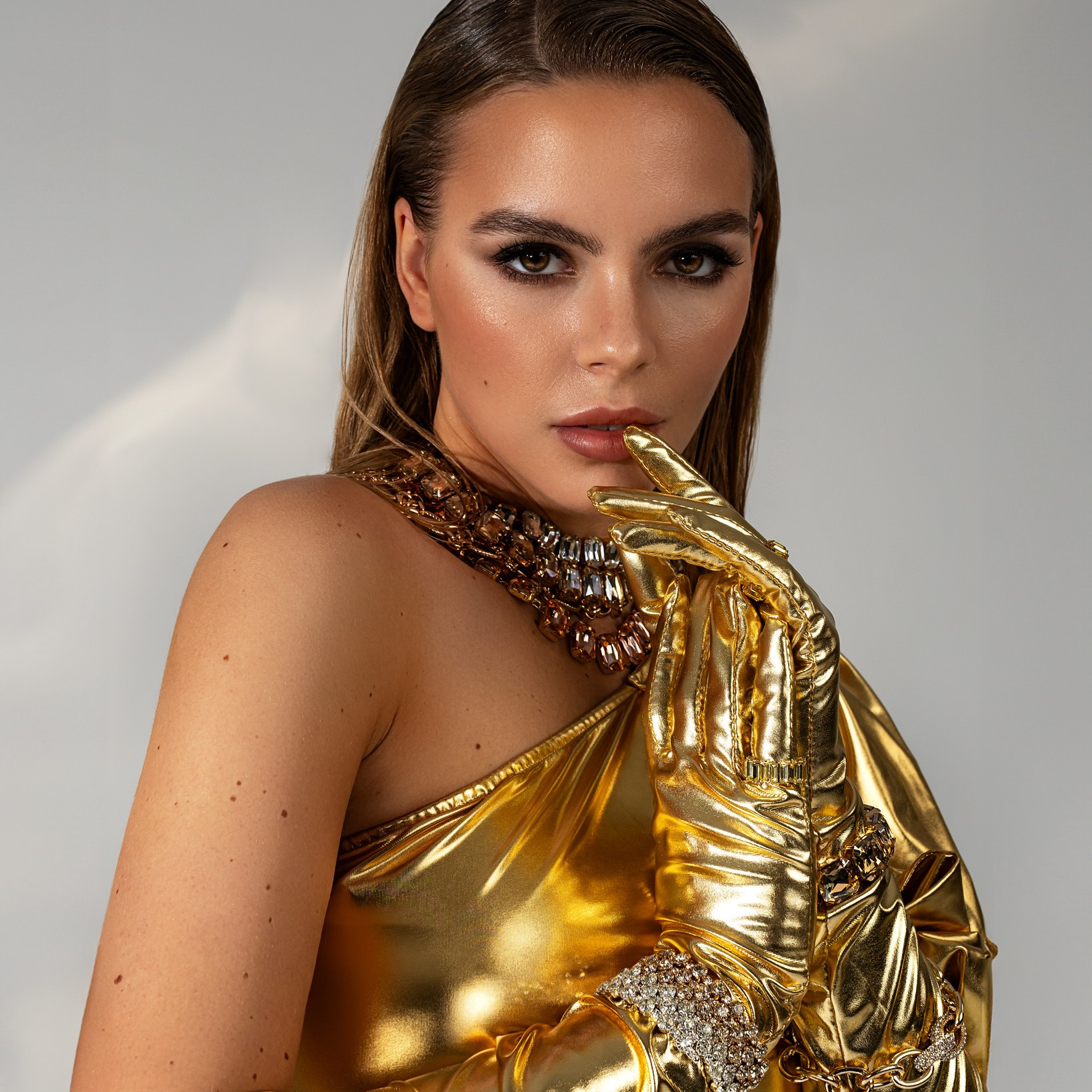 студиная фото сессия индивидуальная для девушек мужчин парней семьи детская брэндов и магазинов от профессионального фотографа в москве с индивидуальной проработкой идей локации и образов под ключ классический портрет в студии на циклораме фотограф москва с большим опытом съемка беременной фото сессии бьюти портрет фэшин съемка