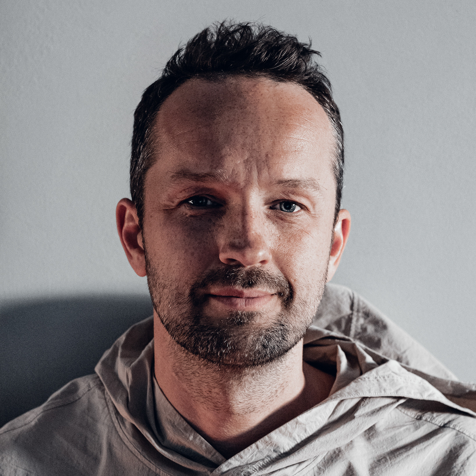 Contacts. Если ты на Земле — звони