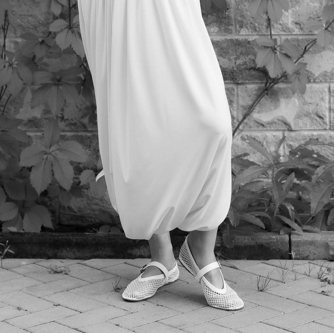 Невеста в балетках на прогулке