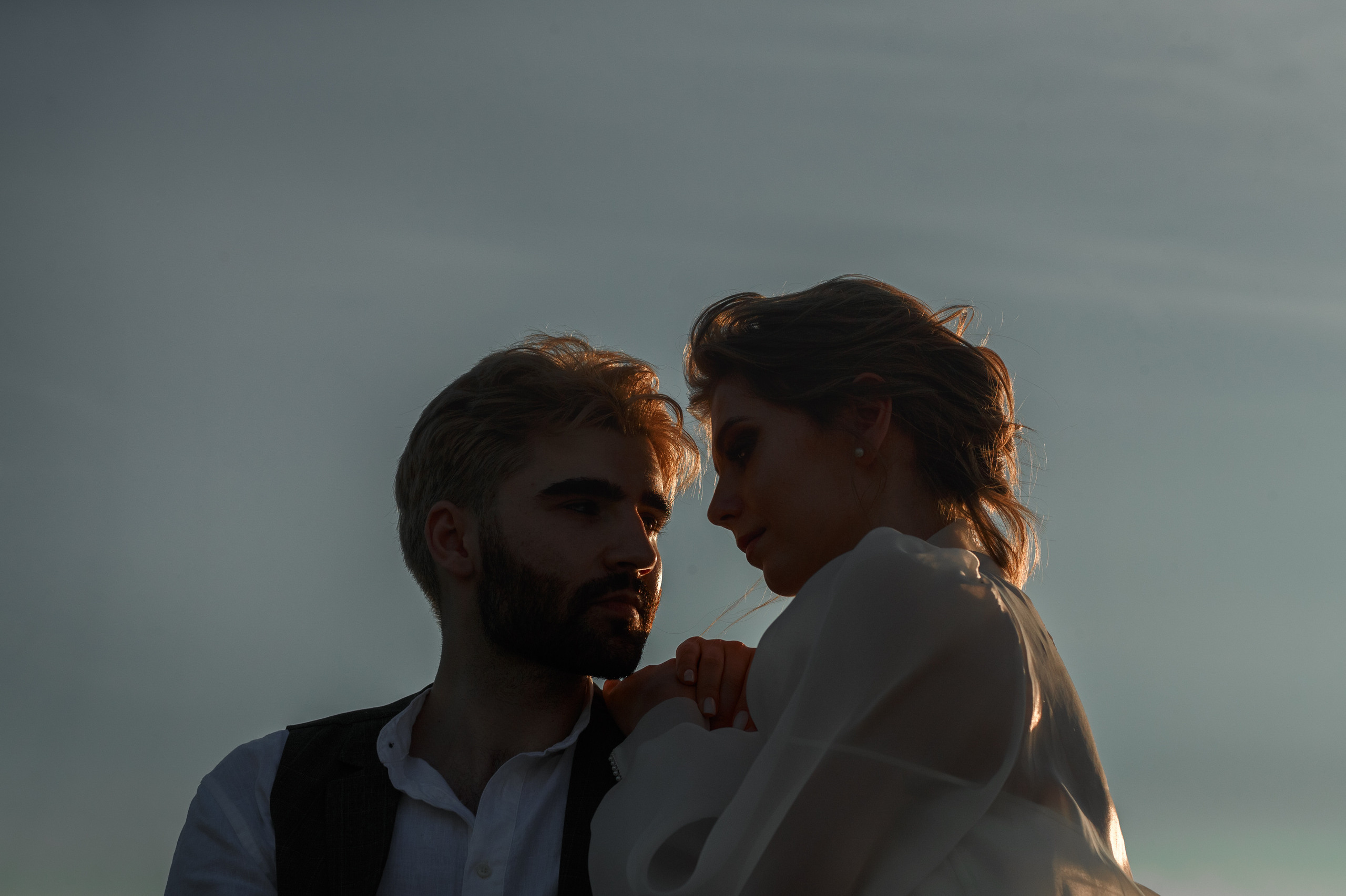 Стилизованная фотосессия молодой пары на закате