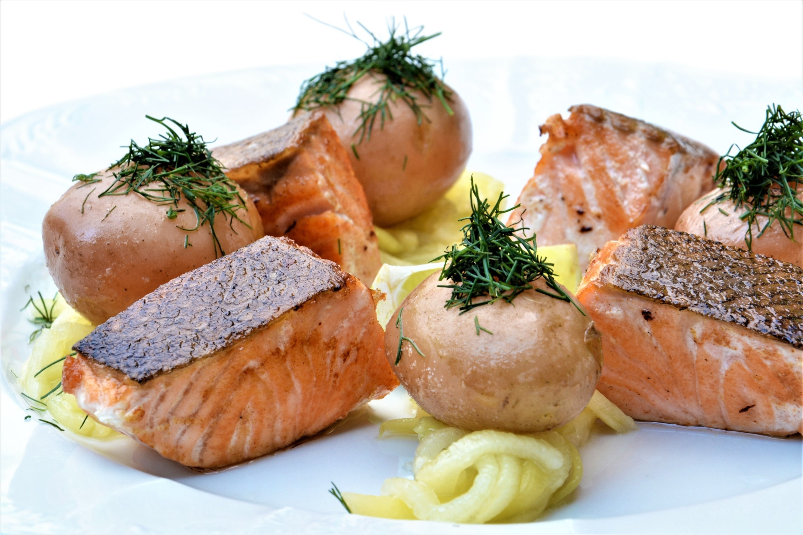 Шашлык из семги на мангале в обнос на свадебном банкете