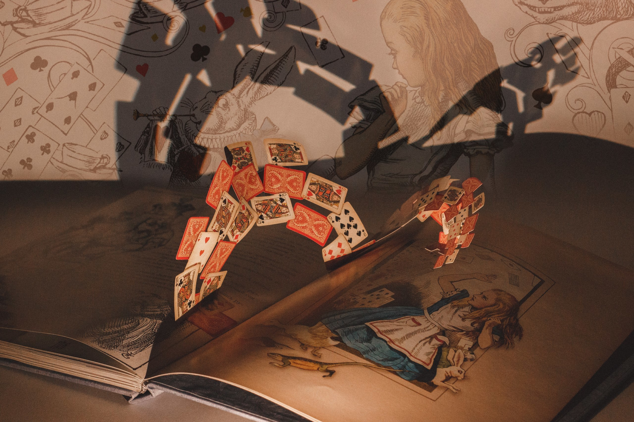 книга, тени, карты, алиса в стране чудес, натюрморт