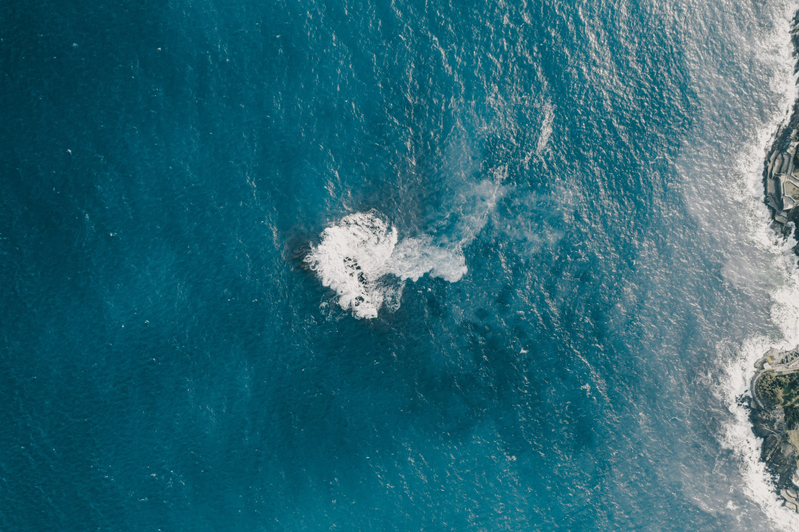 Синее море с видом сверху, аэросъёмка