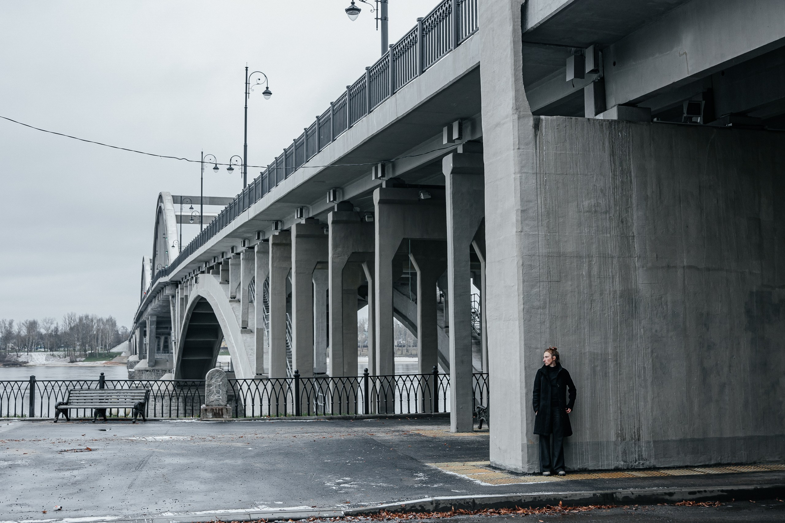 Художественный кадр с Настей на мосту в Рыбинске, монохром с цветными акцентами, графичный стиль, обработка в Лайтрум