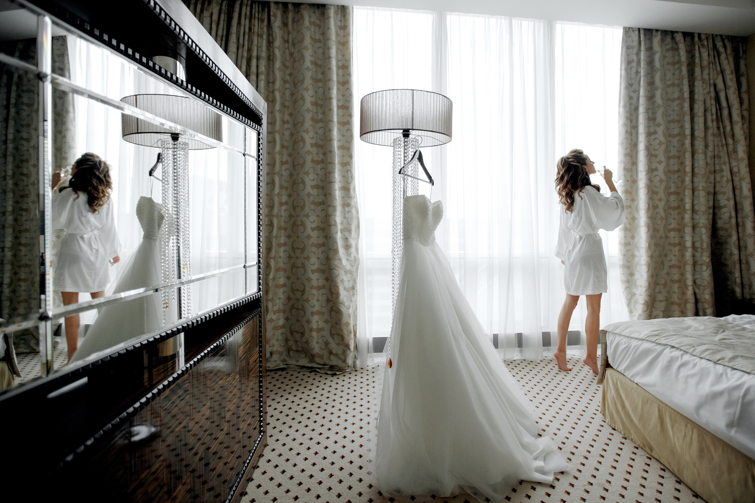 свадебное платье и невеста с шампанским