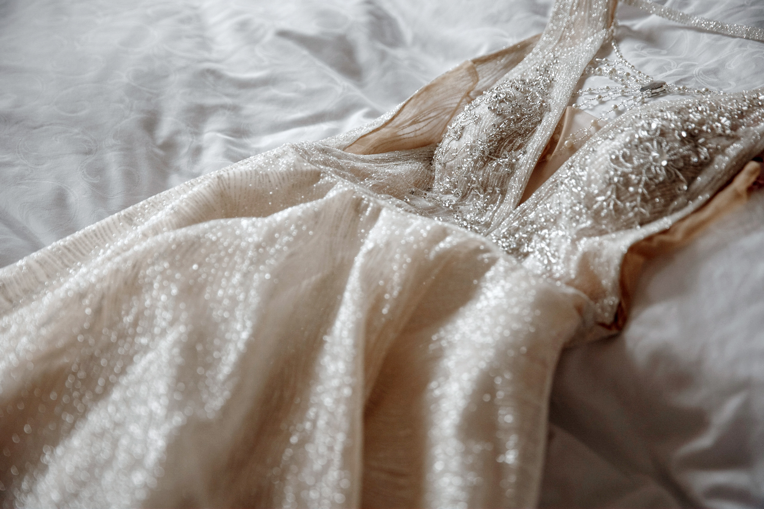 свадебное платье лежащее на кровати