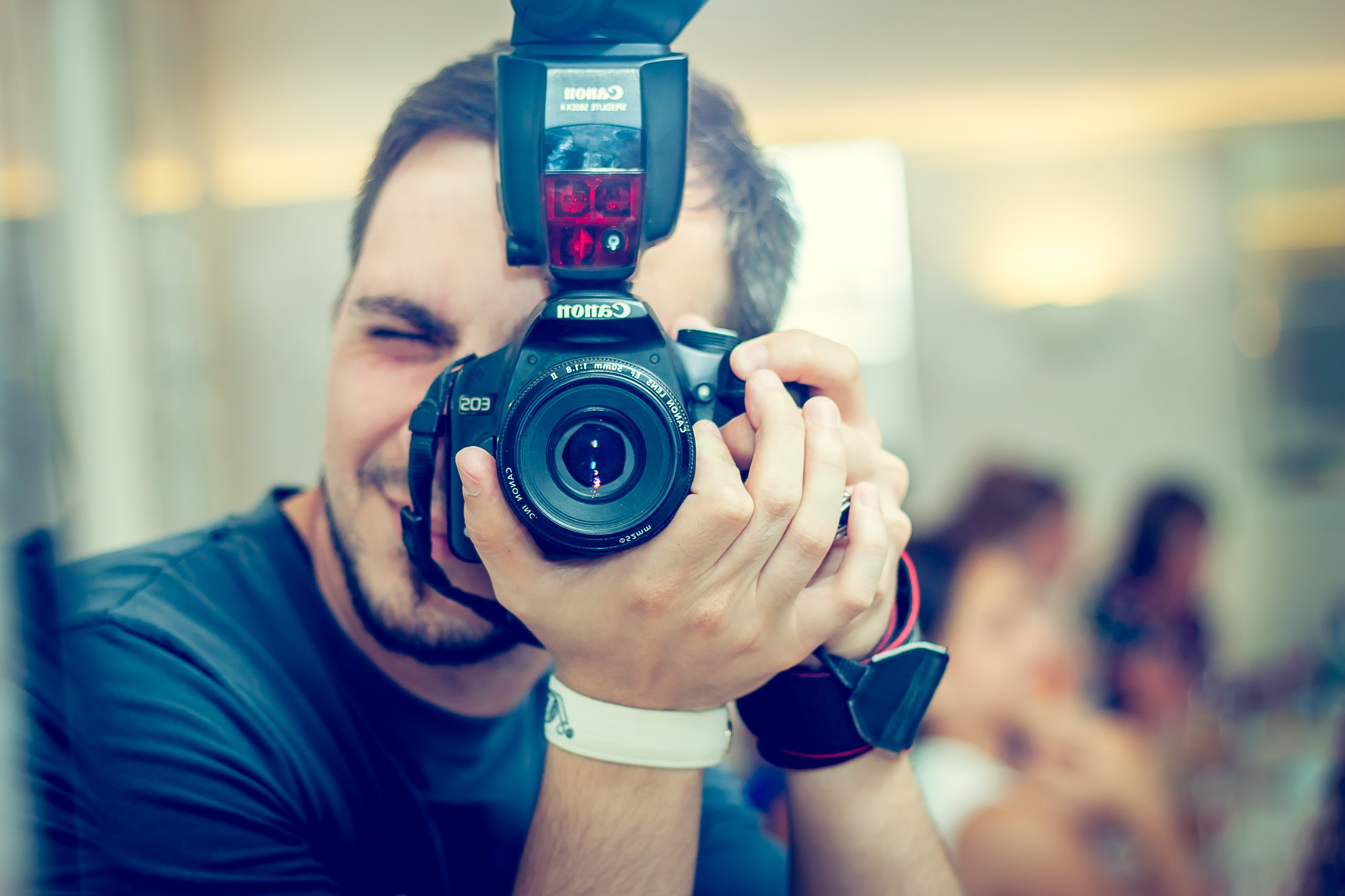 Корпоративная и деловая съёмка, портреты сотрудников и руководителей, групповые фото для сайта и соцсетей, репортажи с конференций и тимбилдингов, имиджевые кадры для брендинга