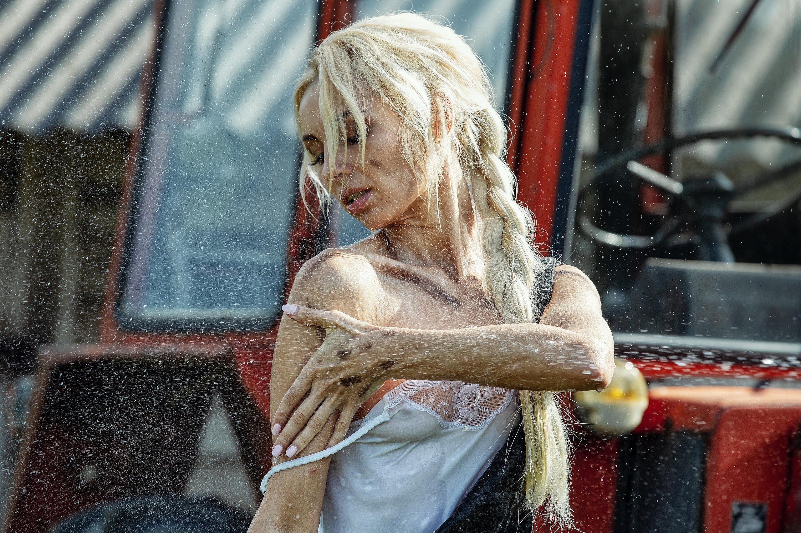 измазанная блондинка трактористка в майке