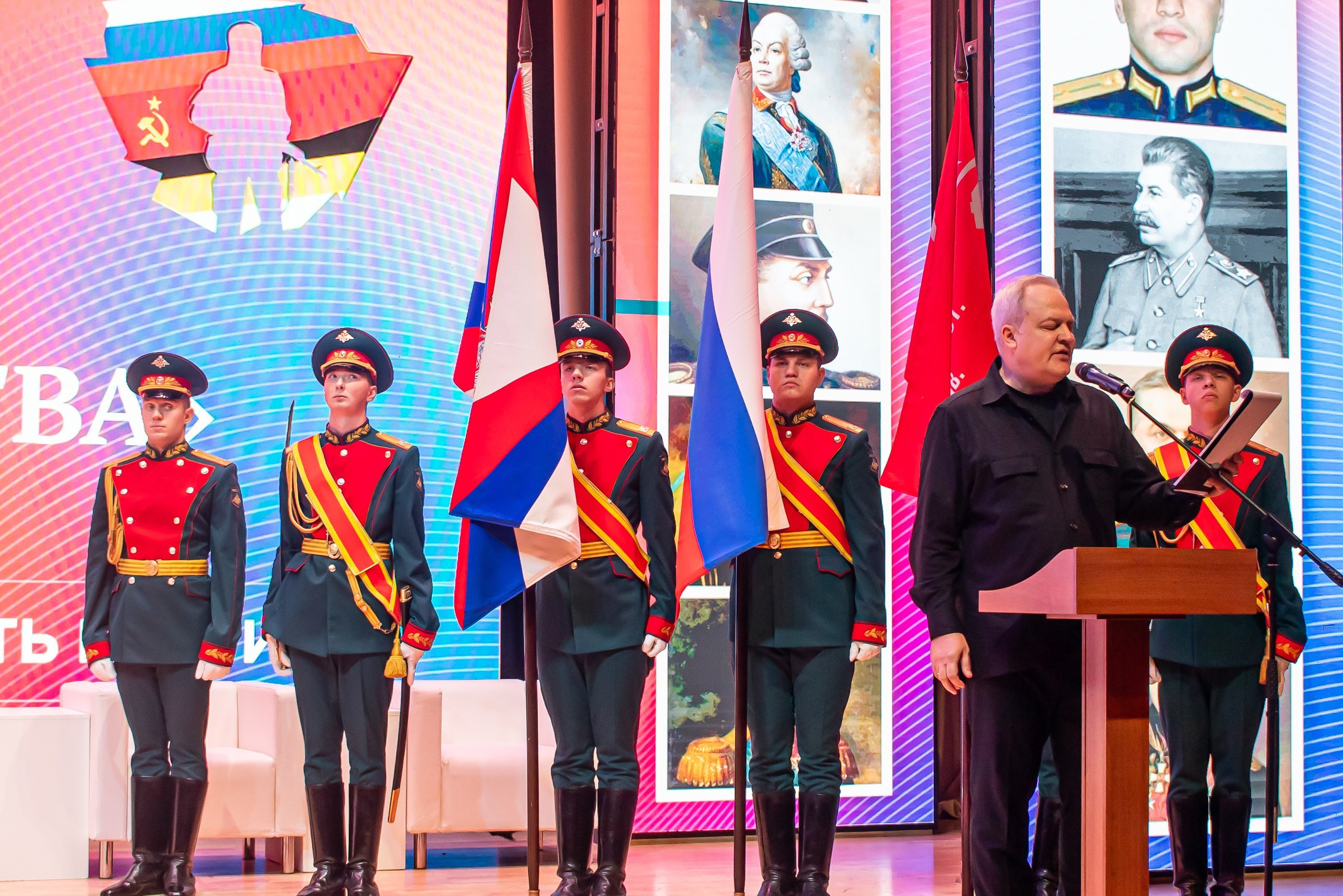 «Участники III межрегионального молодёжного патриотического форума „Герои Отечества“ на сцене, строевая подготовка, официальное мероприятие — фото фотограф Карасёва Елена»