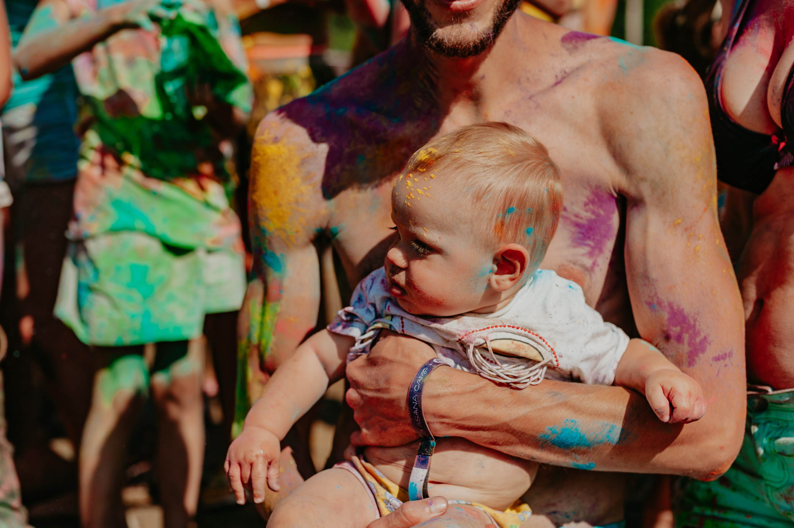 Праздник красок Холи на Фестивале Асана. Семейный фотограф Ульяна Вишнякова
