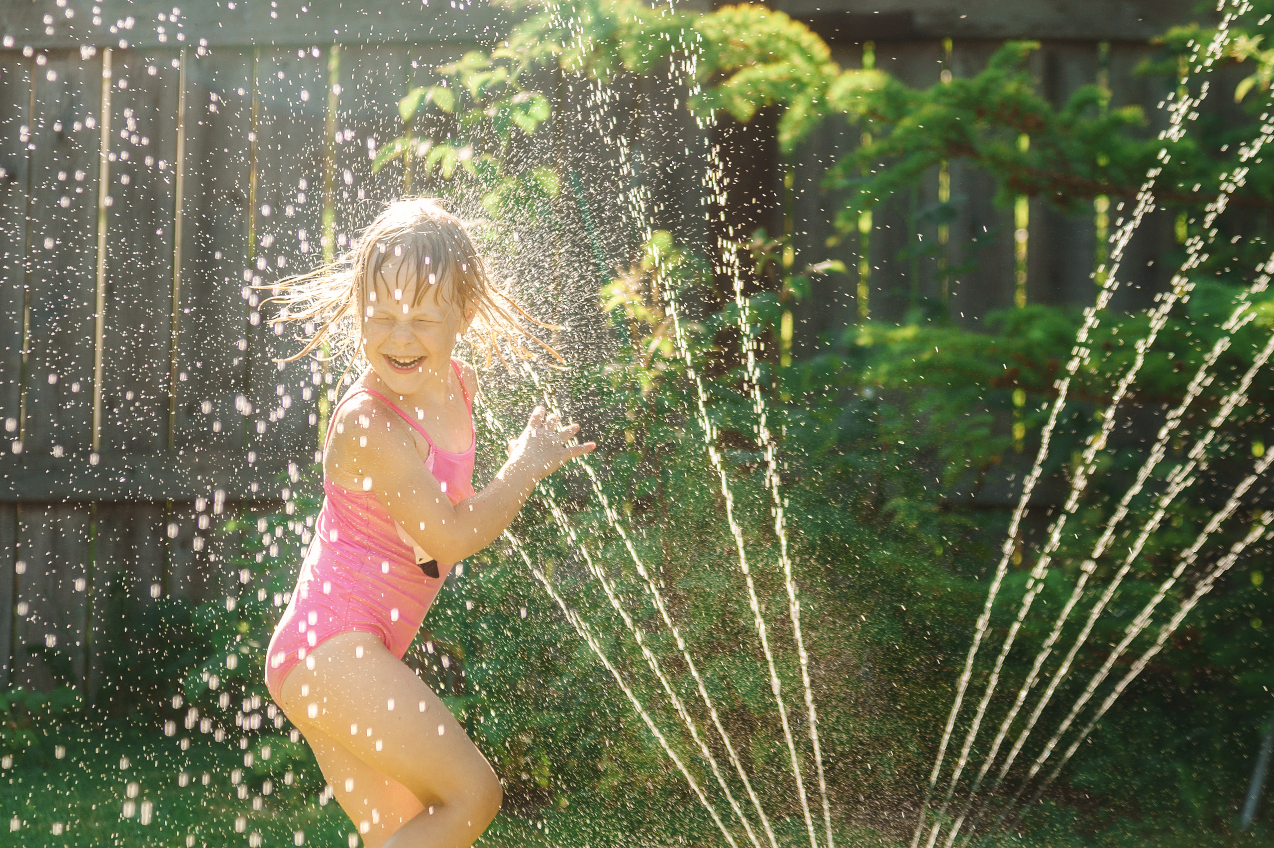 Дети резвятся под поливалками на семейной фотосессии. Семейный фотограф в Москве Елена Снегирева