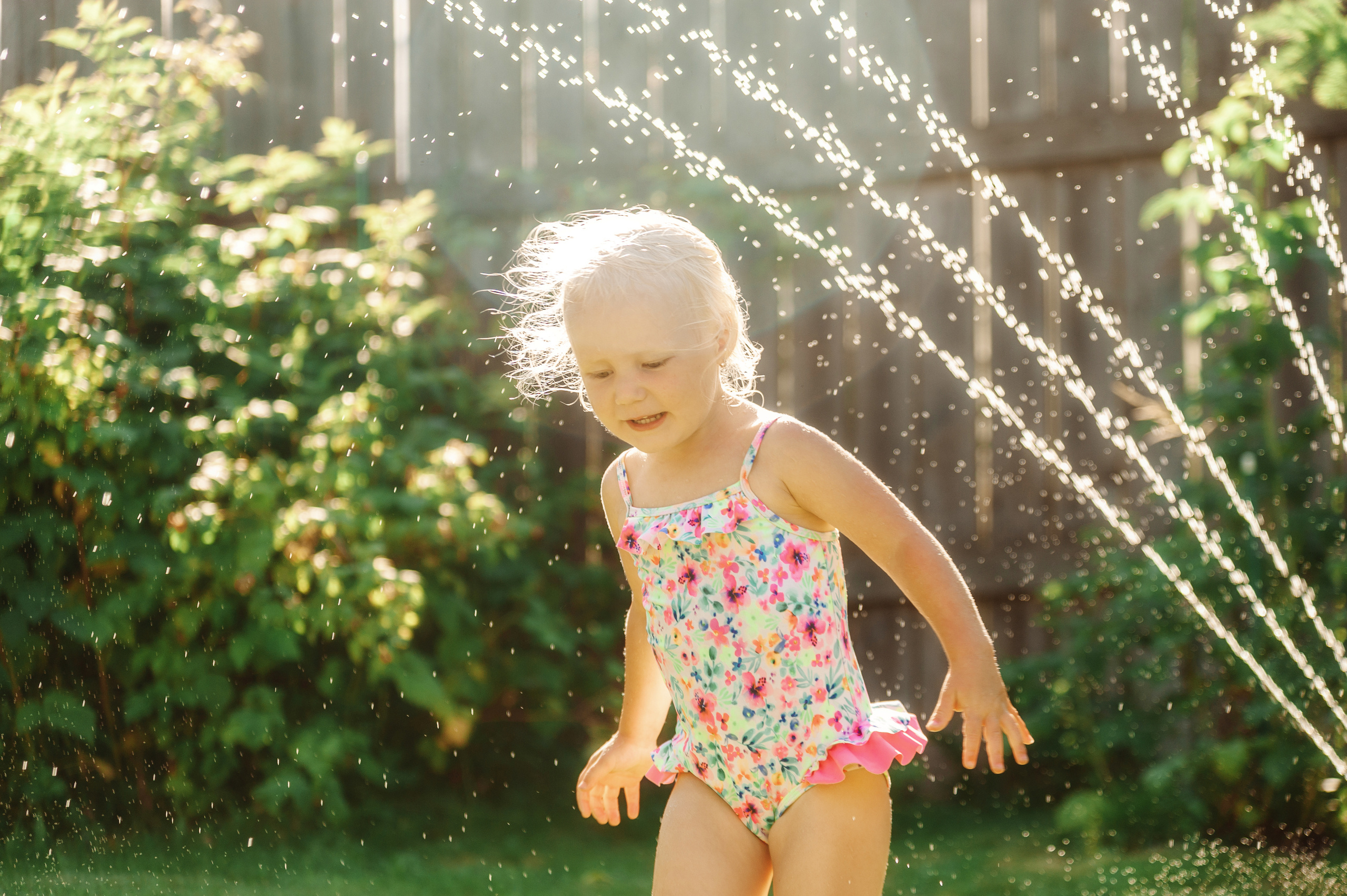 Дети резвятся под поливалками на семейной фотосессии. Семейный фотограф в Москве Елена Снегирева