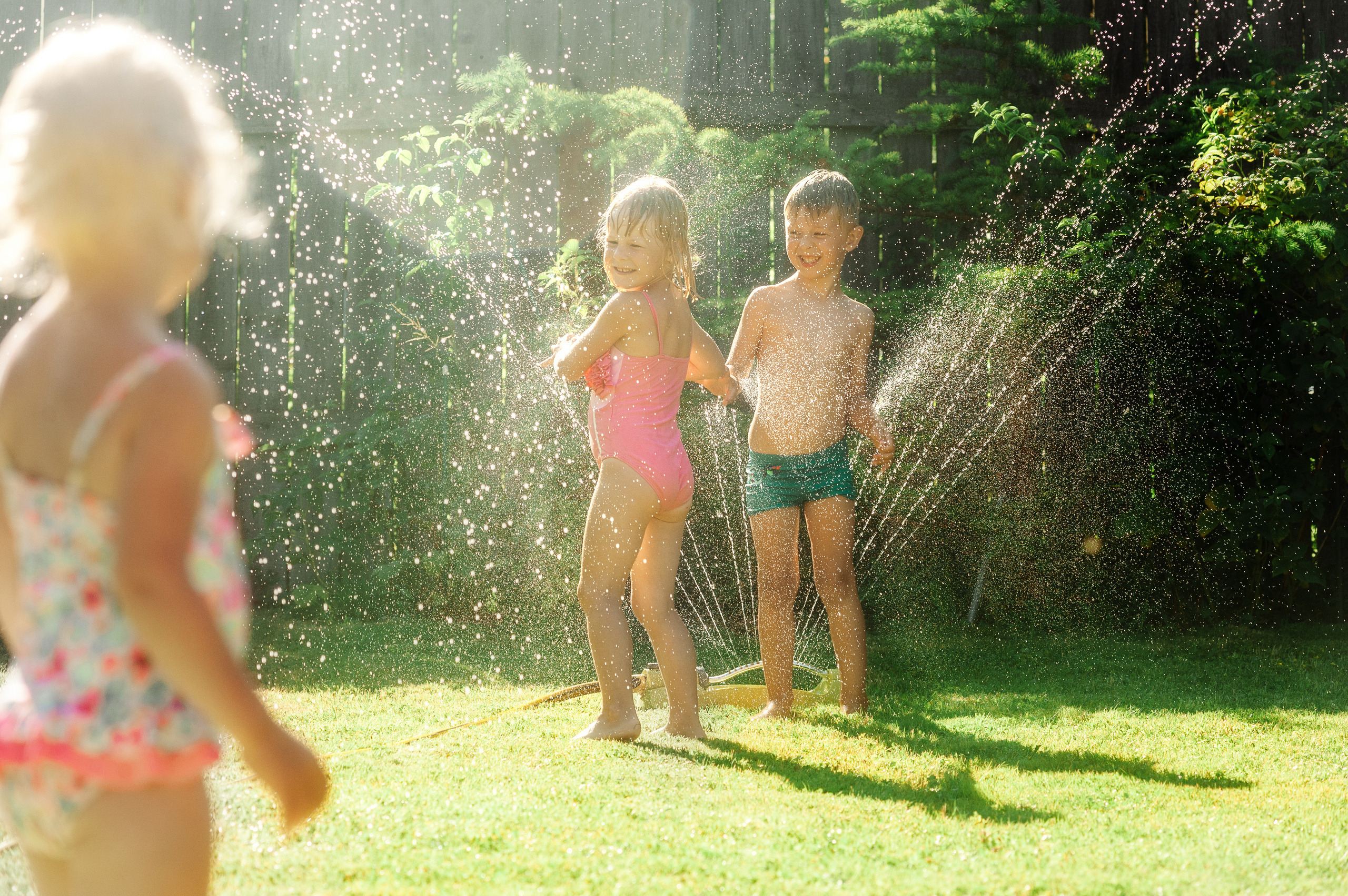 Дети резвятся под поливалками на семейной фотосессии. Семейный фотограф в Москве Елена Снегирева